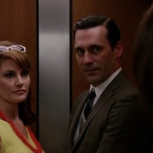 Jon Hamm e Mädchen Amick nell'episodio Mystery Date della quinta stagione di Mad Men