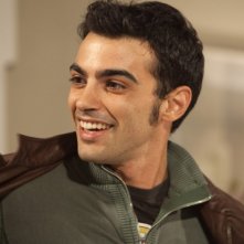 Una grande famiglia: Primo Reggiani sorride in una scena della fiction di Raiuno