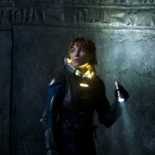 Noomi Rapace va in missione esplorativa in una scena di Prometheus