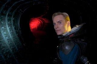 Prometheus: Michael Fassbender nei panni di David in una scena del film