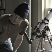 William Mapother con il suo cannocchiale in una scena di Another Heart