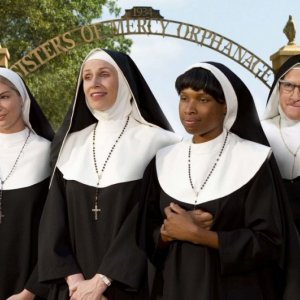 Jane Lynch e Kate Upton con Jennifer Hudson e Larry David ne I tre marmittoni