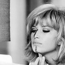 Monica Vitti davanti ad uno specchio