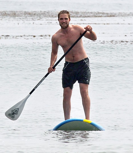 Robert Pattinson Si Rilassa Facendo Surf A Malibu 2012 237358