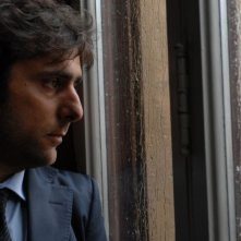 Sandrine nella pioggia: Adriano Giannini dietro ai vetri in una scena del film