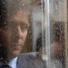 Sandrine nella pioggia: Adriano Giannini guarda la pioggia in una scena del film