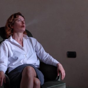 Sandrine nella pioggia: Monica Guerritore in una scena del film
