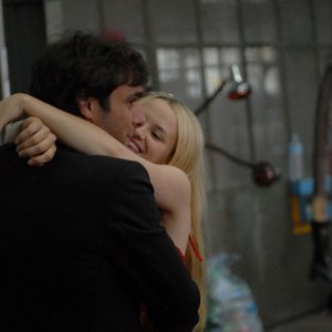 Sandrine nella pioggia: Sara Forestier con Adriano Giannini in una scena del film