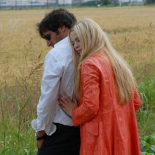 Sandrine nella pioggia: Sara Forestier e Adriano Giannini in una tenera scena del film