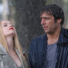 Sandrine nella pioggia: Sara Forestier insieme ad Adriano Giannini in una scena del film