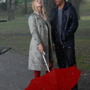 Sandrine nella pioggia: Sara Forestier sotto la pioggia insieme ad Adriano Giannini