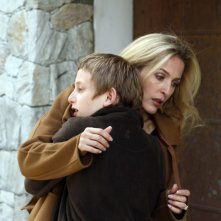 Sister: Gillian Anderson accoglie tra le sue braccia in piccolo Kacey Mottet Klein in una scena del film