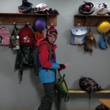 Sister: Kacey Mottet Klein fruga tra cose non sue in una scena del film