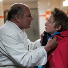 Sister: Kacey Mottet Klein in una scena del film viene strigliato da Jean-François Stévenin