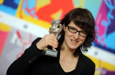 Sister: la regista Ursula Meier mostra con orgoglio il suo Orso d'argento per la Menzione Speciale della giuria a Berlino 2012
