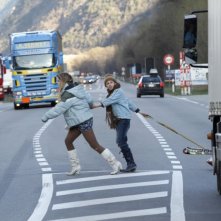 Sister: Léa Seydoux e Kacey Mottet Klein attraversano pericolosamente la strada in una scena del film