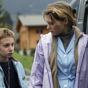 Sister: Léa Seydoux e Kacey Mottet Klein sono fratello e sorella in una scena del film