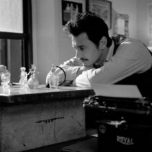 James Franco alla scrivania in una scena di The Broken Tower