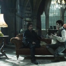 Johnny Depp e Tim Burton sul divano discutono una scena sul set di Dark Shadows