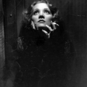 Marlene Dietrich è Shanghai Lily in Shanghai Express