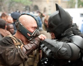 Tom Hardy e Christian Bale faccia a faccia in una scena di Il cavaliere oscuro - Il ritorno