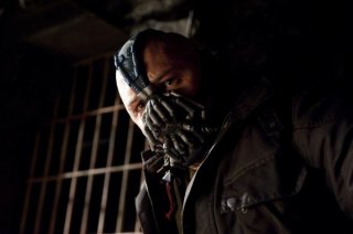 Un primo piano di Tom Hardy negli inquietanti panni di Bale in Il cavaliere oscuro - Il ritorno
