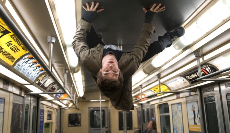 Andrew Garfield Cammina A Testa In Giu Sul Tetto Di Un Autobus In Una Scena The Amazing Spider Man 237586