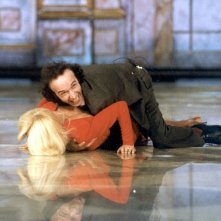 Roberto Benigni abbraccia con entusiasmo la povera Raffaella Carrà durante una puntata di Fantastico.
