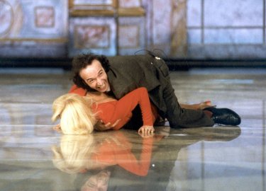 Roberto Benigni abbraccia con entusiasmo la povera Raffaella Carrà durante una puntata di Fantastico.