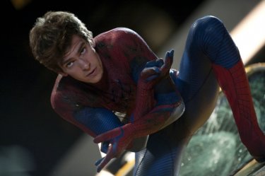 The Amazing Spider-Man: Andrew Garfield è l'Uomo Ragno senza maschera in una scena del film