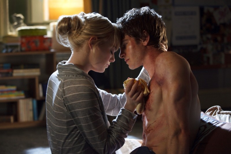 The Amazing Spider-Man: l'uomo ragno Andrew Garfield curato amorevolmente da Emma Stone in una scena del film