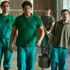 Workers - Pronti a tutto: Andrea Bruschi, Dario Bandiera e Pietro Casella in una scena del film
