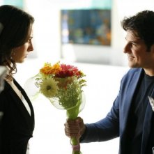 Workers - Pronti a tutto: Dario Bandiera corteggia teneramente Daniela Virgilio in una scena del film