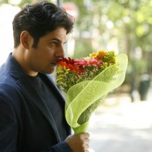 Workers - Pronti a tutto: Dario Bandiera pronto a corteggiare la sua amata con dei fiori in un momento del film