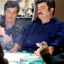 Workers - Pronti a tutto: Francesco Pannofino con Alessandro Tiberi al tavolo di gioco in una scena del film