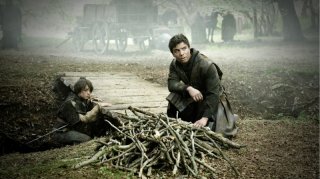 Game of Thrones: Maisie Williams e Joe Dempsie nell'episodio The Night Lands