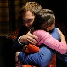 Il socio: Natasha Calis e Josh Lucas sono padre e figlia in una scena della serie