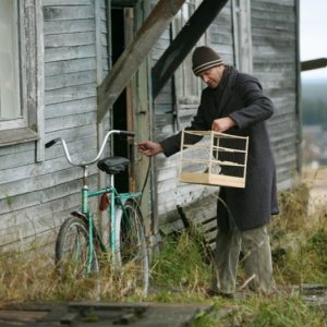 Silent Souls: Igor Sergeyev si prende cura dei suoi uccellini in una scena del film