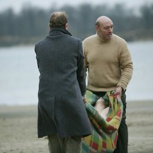 Silent Souls: Yuriy Tsurilo e Igor Sergeyev trasportano il corpo di Tanya sulla spiaggia in una scena del film