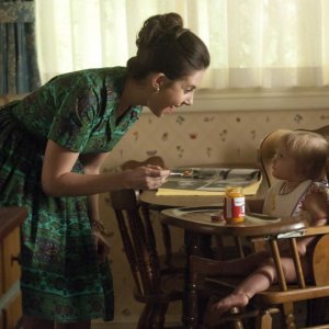Alison Brie nell'episodio Signal 30 della quinta stagione di Mad Men