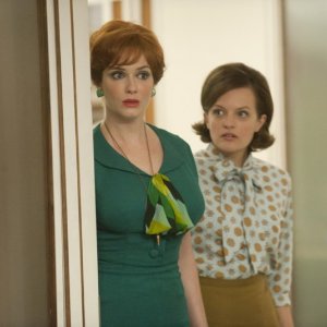 Christina Hendricks ed Elisabeth Moss nell'episodio Signal 30 della quinta stagione di Mad Men