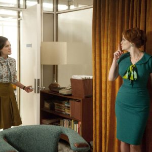 Elisabeth Moss e Christina Hendricks nell'episodio Signal 30 della quinta stagione di Mad Men