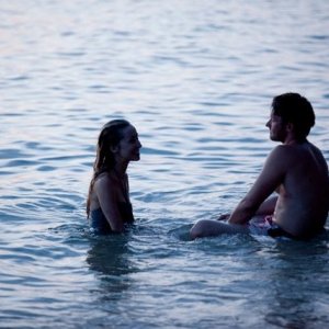 Joel Edgerton nel mystery Wish You Were Here con Felicity Price.