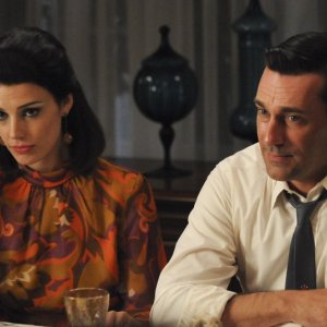 Jon Hamm e Jessica Paré nell'episodio Signal 30 della quinta stagione di Mad Men