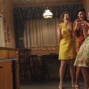 Larisa Oleynik, Jessica Paré e Alison Brie nell'episodio Signal 30 della quinta stagione di Mad Men