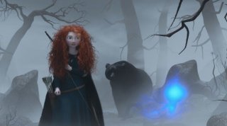 Merida in un cupo bosco in una scena di Ribelle - The Brave