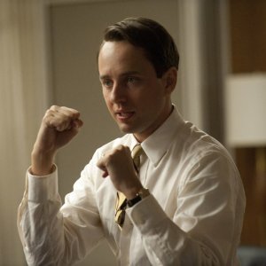 Un combattivo Vincent Kartheiser nell'episodio Signal 30 della quinta stagione di Mad Men
