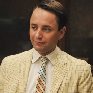 Vincent Kartheiser nell'episodio Signal 30 della quinta stagione di Mad Men