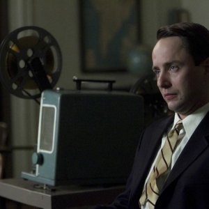 Vincent Kartheiser nell'episodio Signal 30 di Mad Men, stagione 5