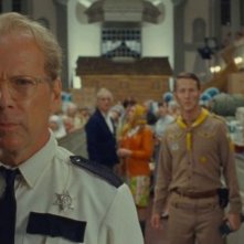 Bruce Willis con Edward Norton in una scena di Moonrise Kingdom
